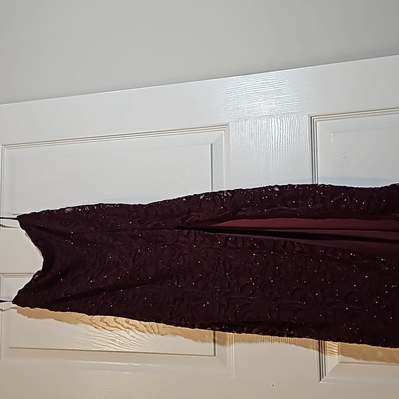 B. Darlin Two Piece Halter and Slit Skirt Set Evening/Prom Dress Size 3/4 Maroon - Picture 6 of 11